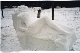 Одессит лепит скульптуры из снега в городском саду